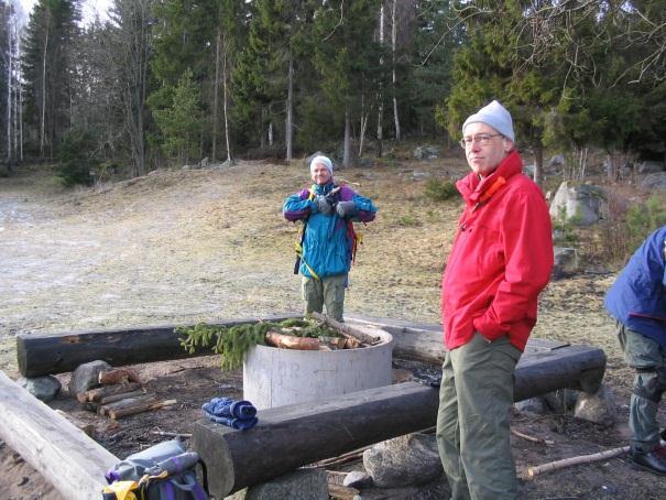 Vi närmar oss bron vid Erikssund, här får vi ta av oss skridskorna och ta till apostlahästarna under c:a 1km. På med skridskorna igen och så iväg. Här nere vid stranden är det ett bryggbygge på gång.