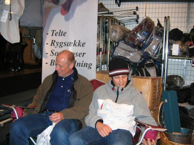 och nybryggt kaffe och har det allmänt trevligt. Mitt i kaffet ringer Göran och får de sista avgörande positionsangivelserna för att ta sig hela vägen till fiket.