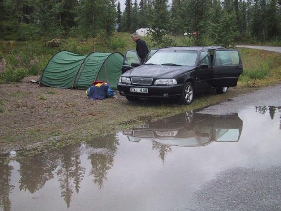 Torsdag 4 augusti På morgonen småregnade det, under natten hade det kommit några riktiga regnskurar, hela parkeringsplatsen var fylld utav vattenpölar.