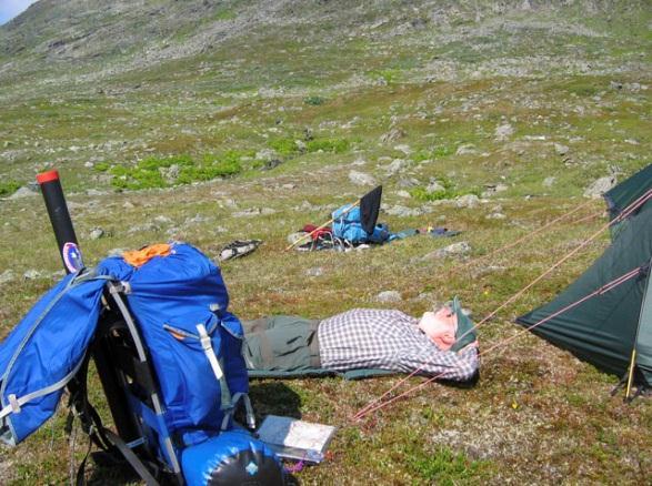 har den östra stranden sett ut att vara mest lämpad för läger och det är därför dit vi siktat. Väl framme visar det sig vara ett klokt val! Kl 12.