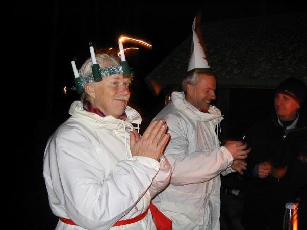 För en gångs skull är det inte Ulla som som vanligtvis brukar försvinna in i drömmens värld, utan det är Cory som drar det kortaste strået. Snyggare Lucia-par har man sällan skådat.
