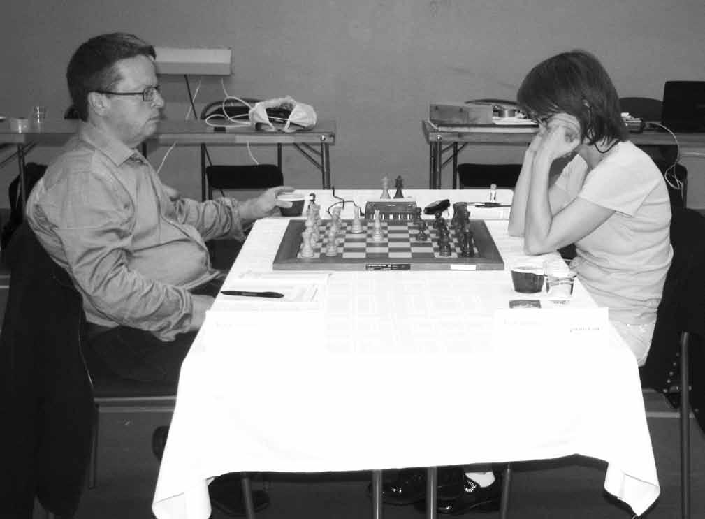 FOTO: Niklas Sidmar med problem på e8. Bästa draget är därför 10...Db6 som hotar 11...b3 och därmed framtvingar ett allt för tidigt 11.axb4.