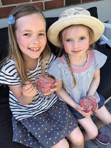 Lykke och Juni älskade jordnötssmörs- och jordgubbsnicecreamen. Barnen småskeptiska I boken Din nya vegetariska vardag varvas recept med små anekdoter.