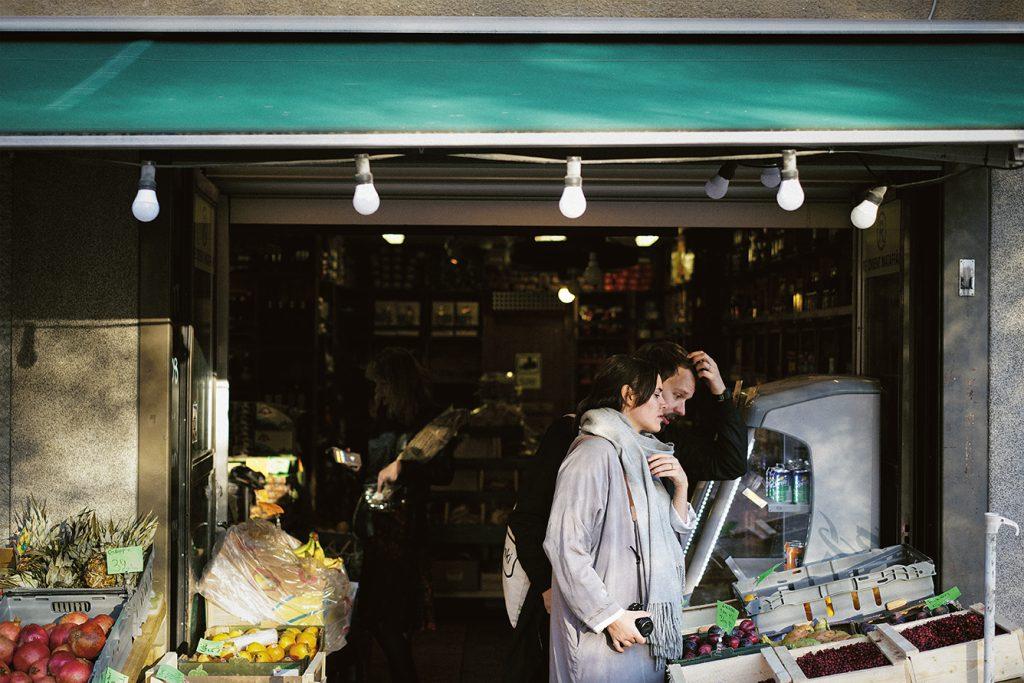 Receptutvecklarna Lotta och Anton besöker fruktmarknaden i jakt på fina råvaror. Foto från boken.