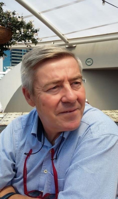 Intervju med en av prof. Arnolds patienter När och hur började ditt knäproblem? Smärtan i vänster knä utlöstes av tung belastning efter en fotledsfraktur i högerbenet (fotledskirurgi i november 2017).