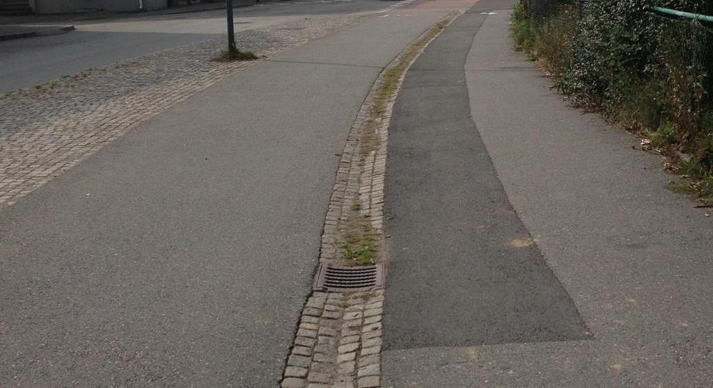 Gatorna runt området avvattnas med rännstensbrunnar förlagda längs med kantsten i gatan. Dagvatten från parkeringsytor avleds till rännstensbrunnar.