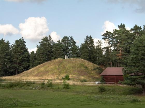 Sevärdheter: Nordians hög Nordians hög byggdes troligtvis som en hövdingahög (även kallat kungshög) från 500- eller 600-talet.