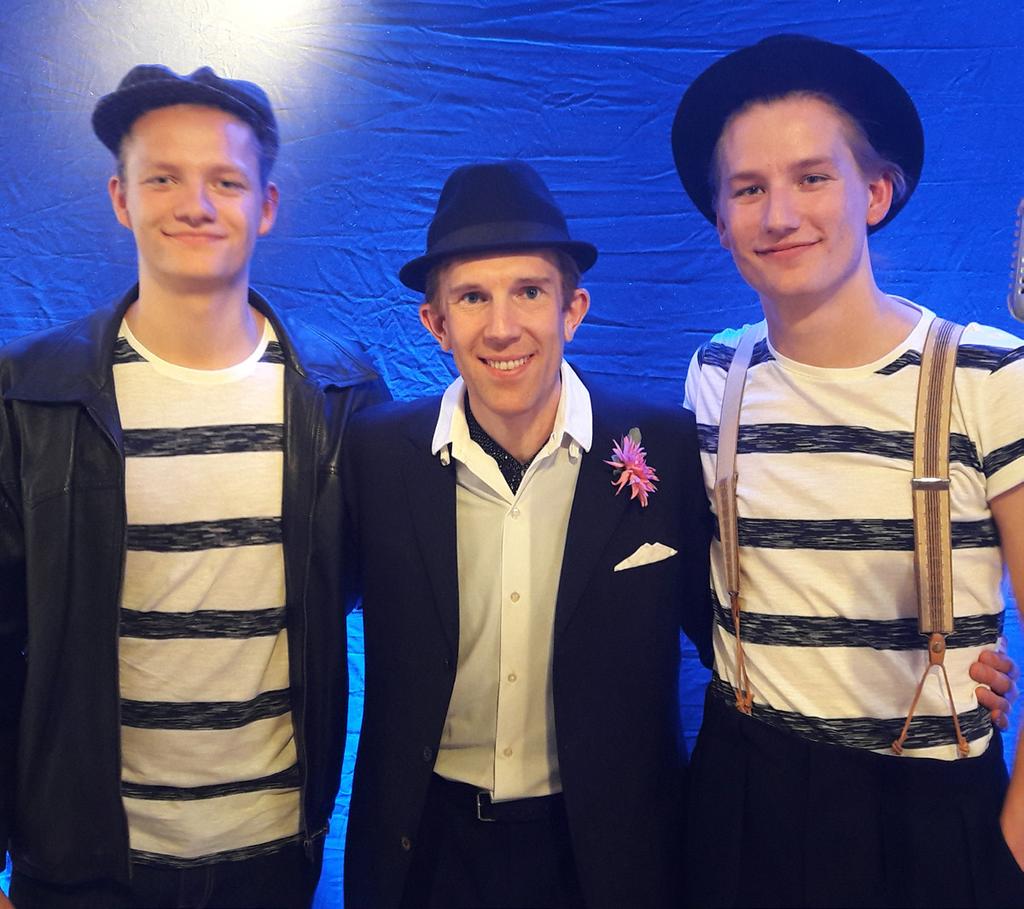 13 18 år Radiomusik 50-talet Dimpker Brothers & Martin Ihbom Även om de påhittade radioutsändningarna i Radiomusik 50-talet är fiktiva så bygger de på händelser som faktiskt ägde rum i Radiotjänst