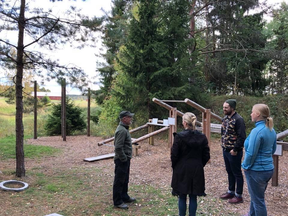 som nyttjar platsen och det lokala engagemanget. Mellan stoppen gavs mer information om bygden och det som passerades, t ex Väsby kvarn, Blå Wingen, Lagga ridskola, Hönsgärde och Brunnbybadet.