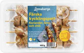 Lägg sallad och övriga grönsaker på ett stort fat, toppa med tärnad kyckling och majonnäs.