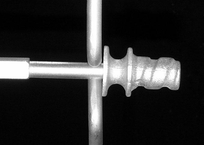 Täck inte ugnsbottnen med aluminiumfolie och ställ inte heller plåtar eller grytor på ugnsbottnen under tillagningen, eftersom detta kan skada emaljbeläggningen. Om du vi