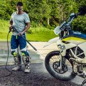 HÖGEFFEKTIV RENGÖRING Husqvarnas högtryckstvättar har högt arbetstryck, justerbara munstycken och smart styrning av