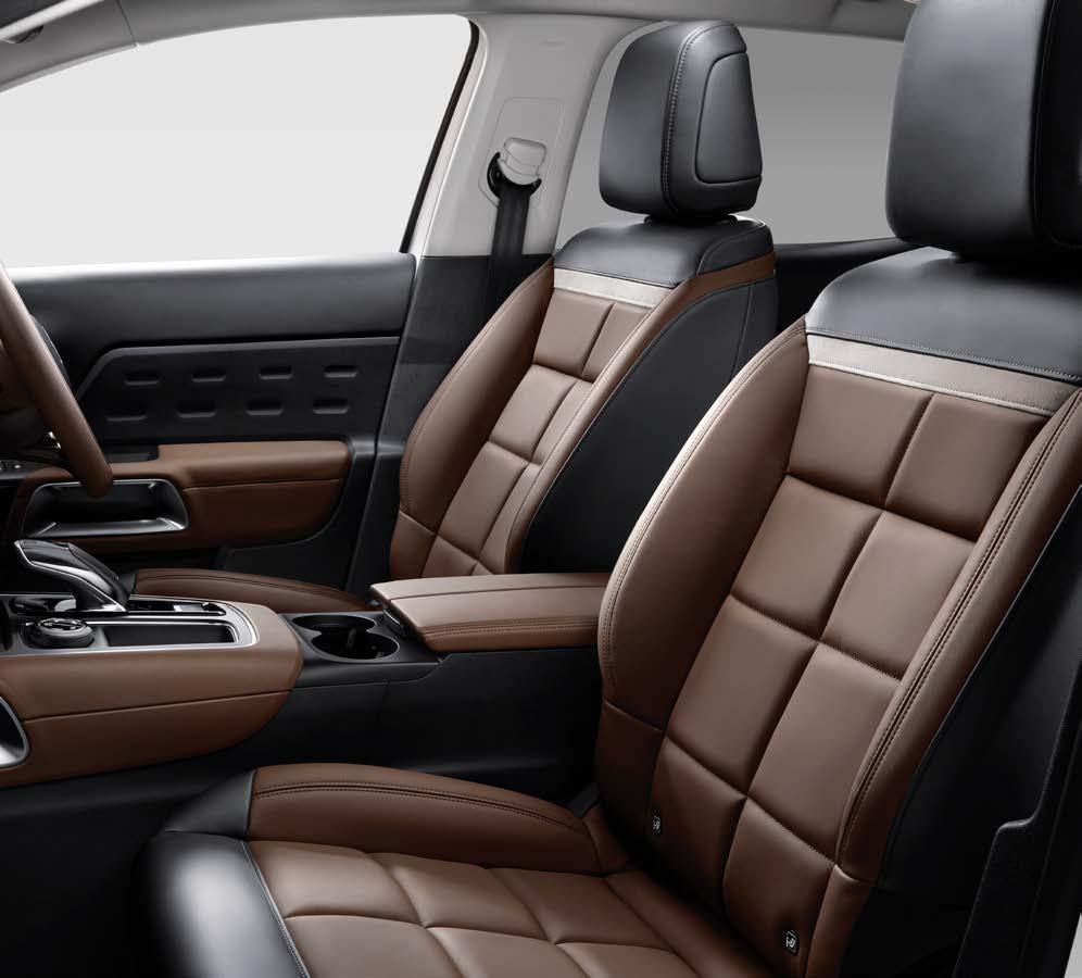CITROËN WORLD EXCLUSIVE Advanced Comfort säten* ETT RULLANDE VARDAGSRUM Nya Citroën C5 Aircross SUV har säten med breda sitsar och ryggstöd, inspirerade av möbeldesign.