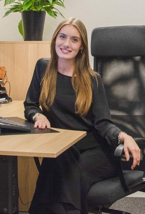 MAJA WESTLIN ÅLDER: 19 FAMILJ: Sambo GÖR: Ny ekonomiassistent på EdmoLift Maja Westlin ny ekonomiassistent DU HAR PRECIS BÖRJAT PÅ EDMOLIFT. VAD HAR DU FÅTT FÖR INTRYCK?