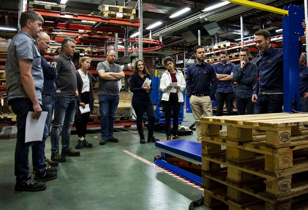 EdmoLifts elingenjörer Daniel Gaulitz och Martin Andersson demonstrerar hur ett av special lyftborden fungerar framför Volvo Cars delegation.