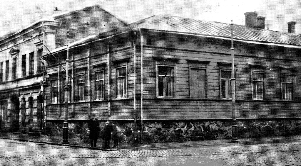 På bilden överst det gamla föreningshuset på Annegatan 26. Planritning på det gamla föreningshuset 1908. Till höger dagens föreningshus, som togs i bruk 1929.