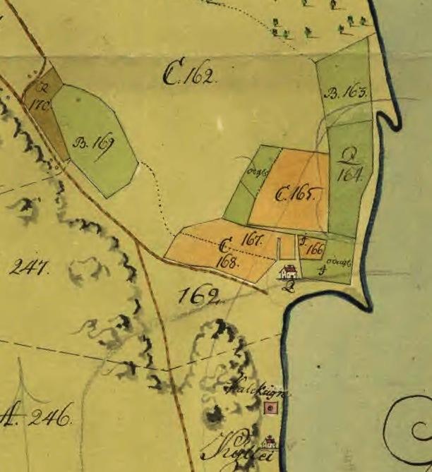 En genomgång av de äldre kartorna visar på att strax nordöst om aktuellt område är platsen för Strandridaregården.