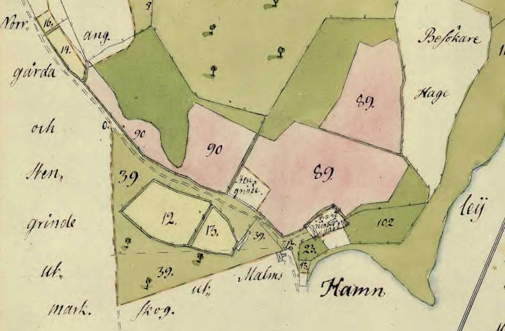 9 Figur 4. Utdrag ur storskifteskartan över Vivlings 1795. Omedelbart norr om hamnen är Strandridaregården utmärkt. Väster om vägen ner till kalkugnarna finns Johan Ahlboms hus med sitt bakbygge.