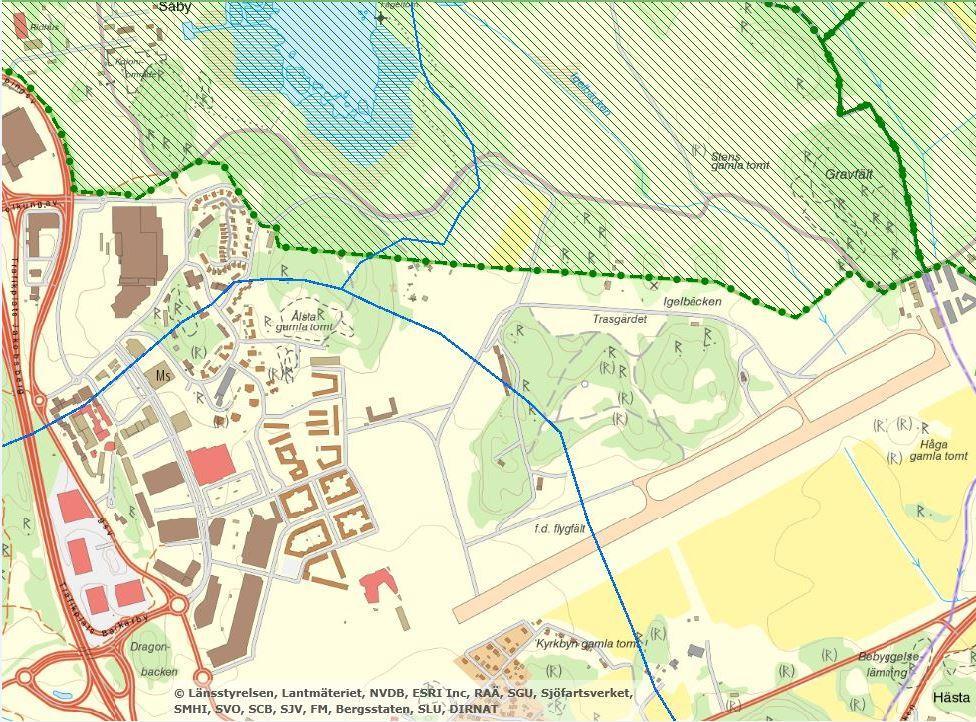 Figur 3. Utdrag ur VISS som visar avrinningsområden (blå linje) och naturreservat (grön markering) för området runt Barkarbyfältet, aktuellt område markerat med blått (källa: https://viss.