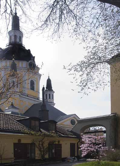 DEN GRÖNA INNERGÅRDEN MED MAGASINET TILL VÄNSTER OCH PORTALEN MELLAN HUSEN. FOTO J. MALMBERG.