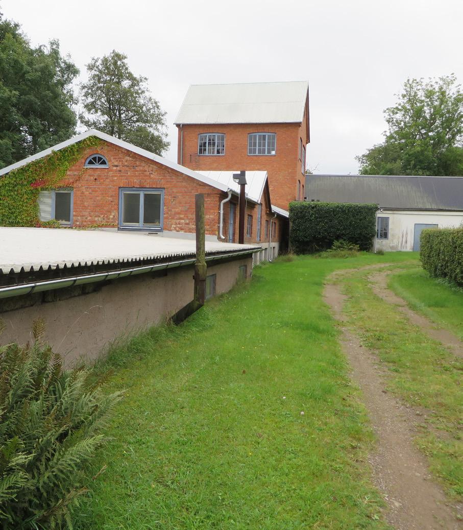 Ilingetorp är en bymiljö angränsande i öster direkt mot Torsås tätort. Den slingrande vägen genom byn är den gamla häradsvägen västerut från Torsås.