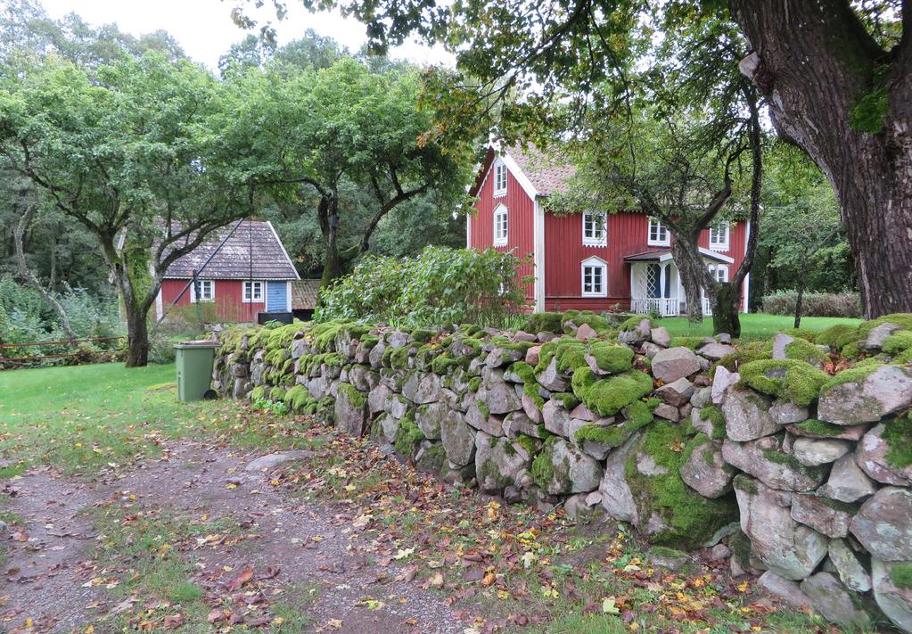 En av byns äldre gårdar, med brygghus och mangårdsbyggnad, under en period kallad Slöjdgården.