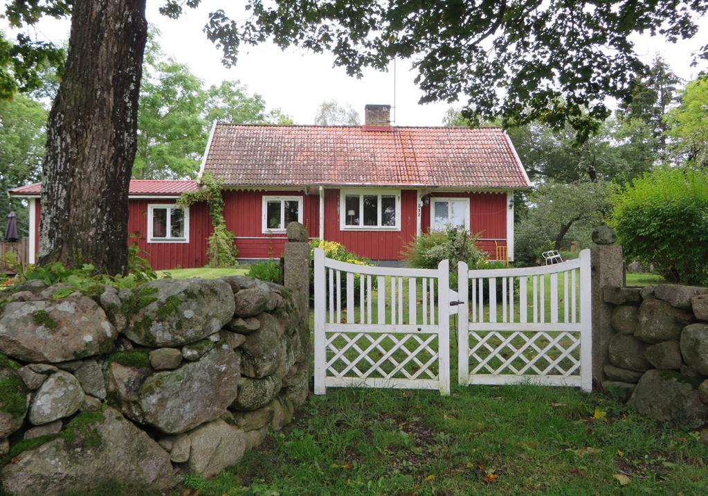 Vägmiljö, grind och mur.