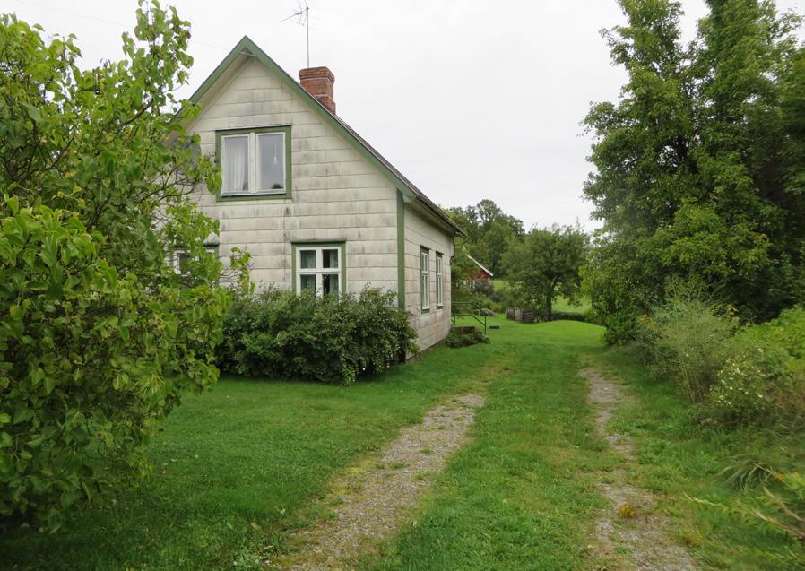 Utmed det äldre vägnätet i byn finns många