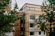 Utmaningen var att tillföra en byggnad som både utmanar och för valtar Årstas unika arv med dess modernistiskt präglade gaturum och vackra smalhus i tegel utmed lummiga förgårds marker.