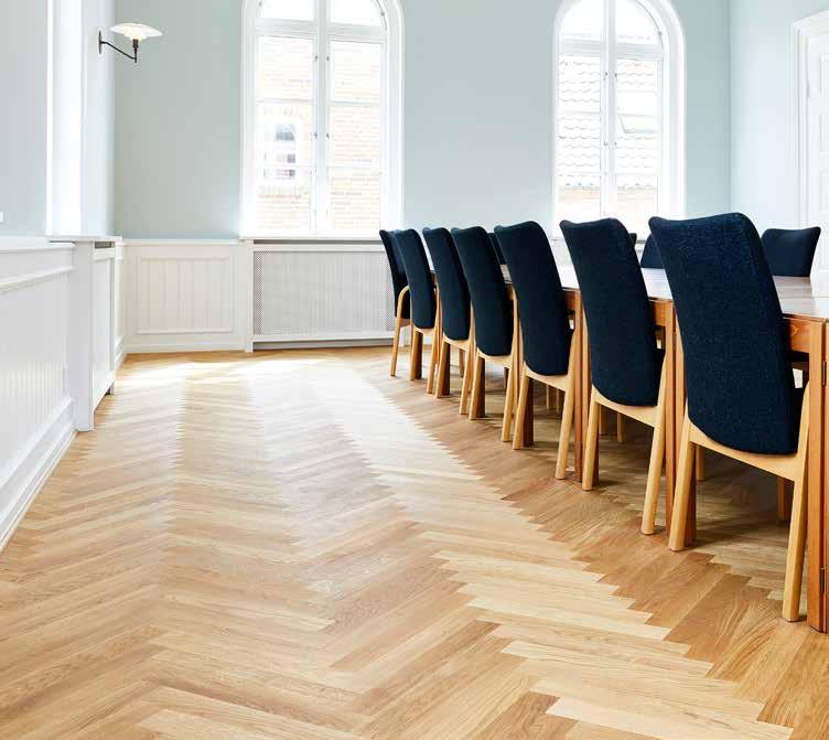 18 OXFORD STAVPARKETT FÖR HELLIMNING MOLAND OXFORD STAVPARKETT Fiskben eller traditionell - för hellimning. 2-skikt konstruktion med 4 mm slityta i ek och med baksida i gran.
