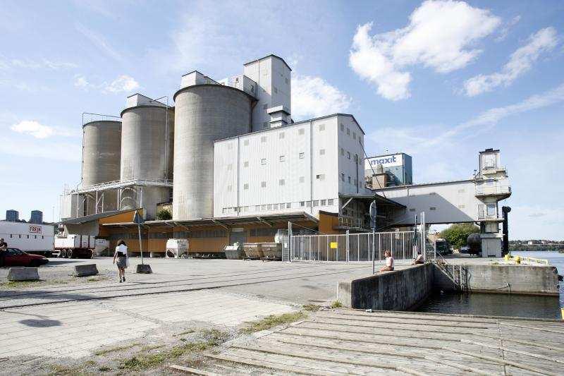 SID 6 (13) Vid cementdepån på Lövholmen tar man emot och lagrar cement samt distribuerar den vidare till betongtillverkare i Stockholmsregionen.