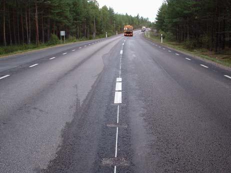 Bilaga 2 Sid 3 (7) Det jag tänkte på är de frästa räfflor i mitten på vägen. Räfflor 8 Tror du att du ändrade din hastighet med anledning av räfflorna?
