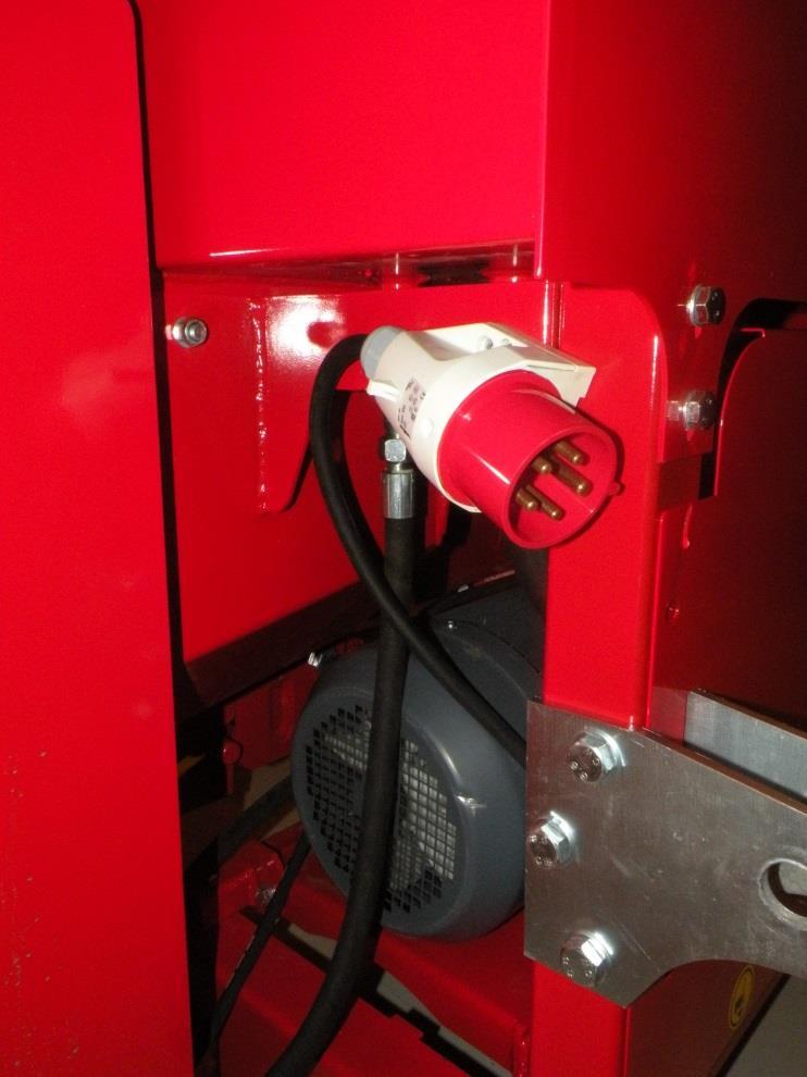 13 / 40 Eldriven maskin En eldriven maskin fungerar med en effekt på 7,5 kw. Elmotorns IP-värde är 55. Säkringen bör vara minst en 16 A säkring med D-karakteristik.