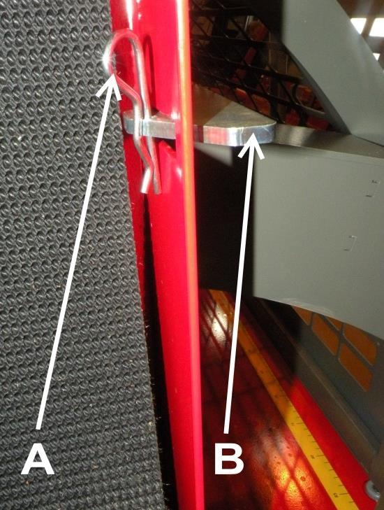 Ställning av inmatningstransportören i drift- eller transportläge Ställ inmatningstransportören i driftläge enligt följande: Kontrollera att det finns tillräckligt med plats för att sänka