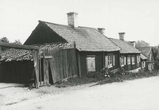 KVASTMAKARBACKEN ÅR 1912. FOTO OSCAR HEIMER. SSME30149. Tjärhovet mindre 24 består av flera sammanbyggda huskroppar placerade längs Kvastmakarbacken.