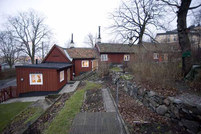 VY FRÅN NORR SOM VISAR EN DEL AV GÅRDSMILJÖN MED TERRASSER. FOTO: J. MALMBERG. och trångboddheten var ett enormt problem. Fram till 1900-talets mitt dominerades befolkningen nästan helt av arbetare.