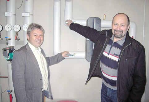 Grundschule Königsland in Jettenbach beheizt. Ortsbürgermeister Bernd Ginkel (re.) und Bürgermeister Michael Kolter geben die Anlage frei.