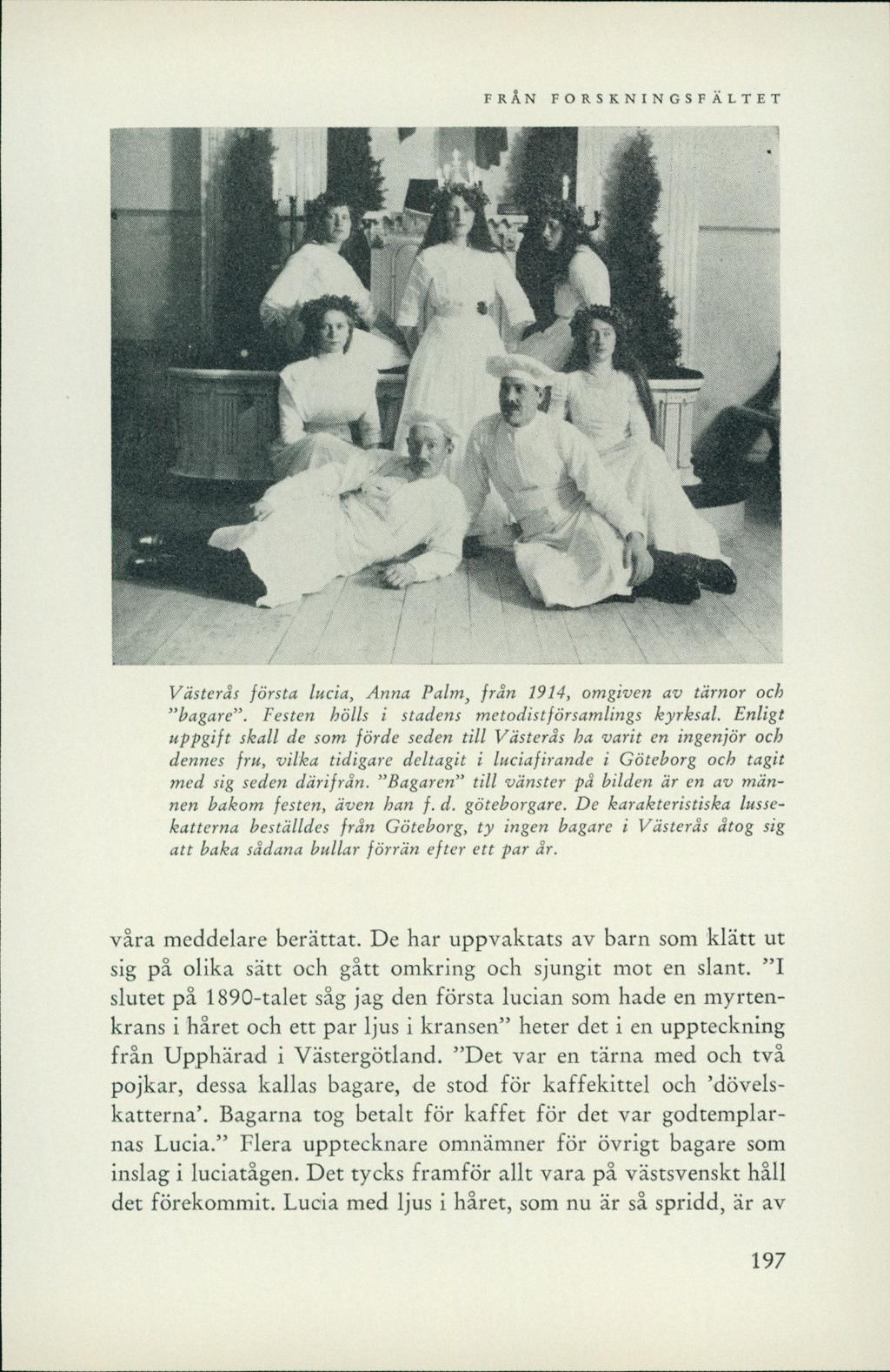 ISSfl ' Västerås första lucia, Anna Palm, från 1914, omgiven av tärnor och 'bagare". Festen hölls i stadens metodistförsamlings kyrksal.