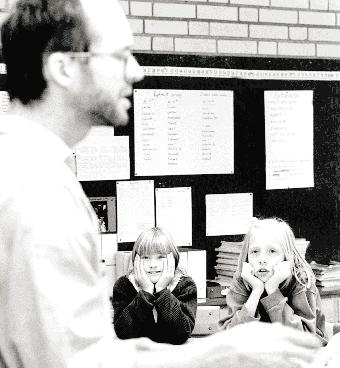 1 Några skolformsövergripande områden Ett intensivt förändringsarbete har pågått i den svenska skolan under hela 1990-talet. Från den 1 juli 1991 har kommunerna ansvaret för skolans genomförande.