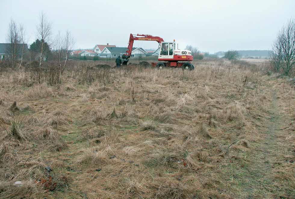 Fig. 3. Schaktningen har startat på norra delen av undersökningsområdet. Markägare Arne Bengtsson är behjälplig med maskingrävandet. Foto: Eva Schaller Åhrberg.