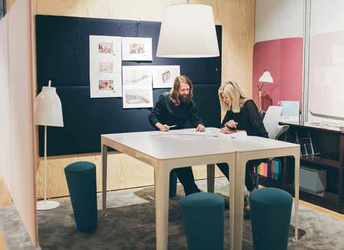 Elin arbetar heltid som förpackningsingenjör på företaget NEFAB, på fritiden driver hon företaget Designproduktion tillsammans med sin man och designar barnkläder åt ett internationellt känt