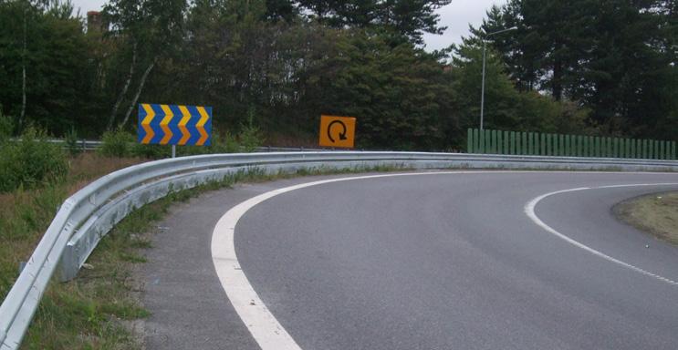 samordna skyltning för minimerad förekomst av stolpar, genom att placera stolparna så långt från vägbanan som möjligt, genom att använda stolpar som är eftergivliga även för motorcyklister och genom