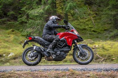 A D C A B A. Motorcykeln har endast två små beröringspunkter mot vägytan B. Motorcyklisten förlitar sig på en förutsägbar friktion och däcksgrepp mot vägen C.