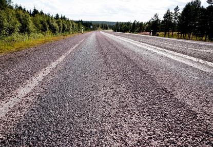 terar då om och var mätdäcket missat den smala asfaltskarven. Detta bör kompletteras med krav på redovisning av friktionstalets medelvärde per fem meter istället för dagens 20 meter.
