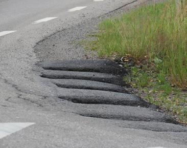 Grus på belagd väg från lagningar, tankbeläggningar och stödremsor Baserat på statistik från försäkringsbolaget Svedea uppskattar SMC att 600 MC-olyckor årligen beror på löst grus på belagd väg.