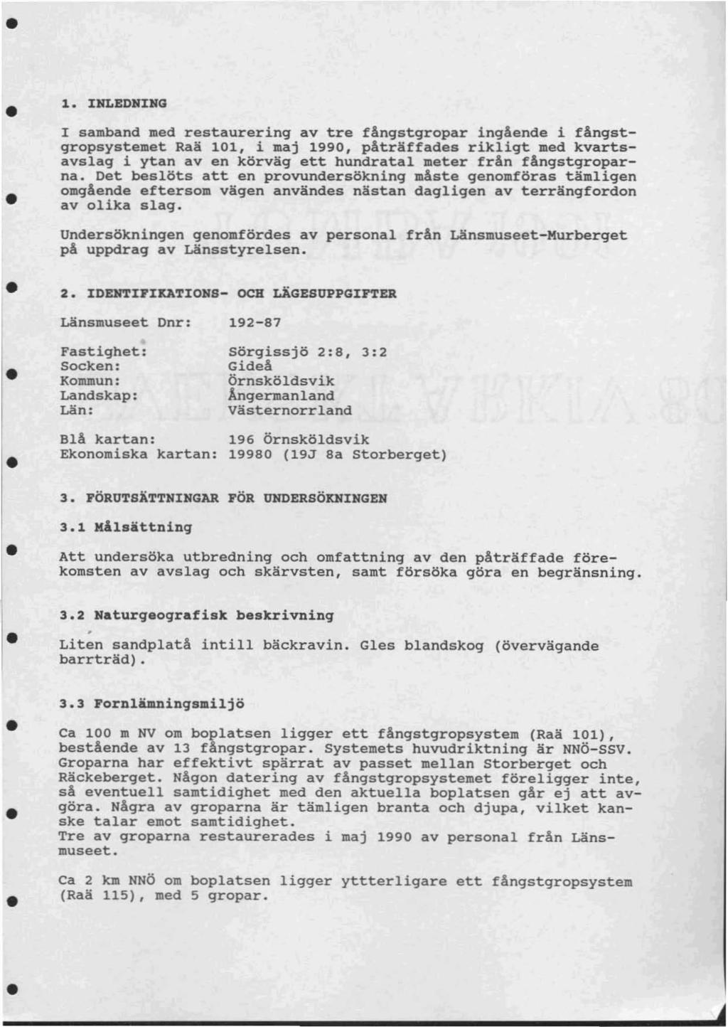 1. INLEDNING I samband med restaurering av tre fångstgropar ingående i fångstgropsystemet Raä 101, i maj 1990, påträffades rikligt med kvarts ytan aven körväg ett hundratal meter från fångstgroparna.