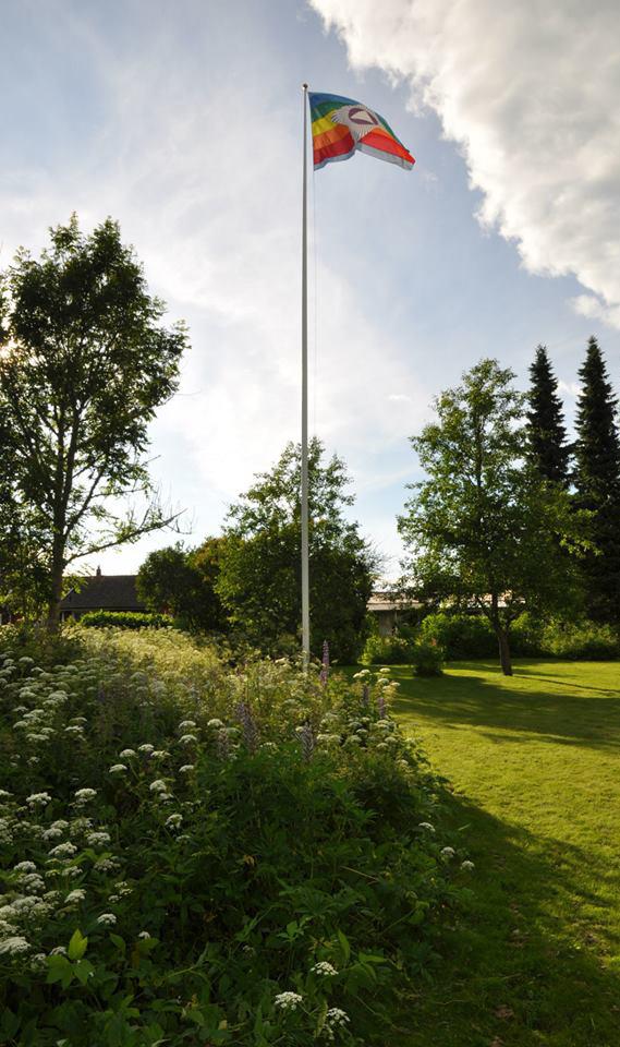 Praktisk information I Kosmosgården finns flera dubbelrum och några enkelrum. Toaletter och duschar finns i en byggnad i direkt anslutning till huvudbyggnaden. Därutöver finns möjlighet att tälta.