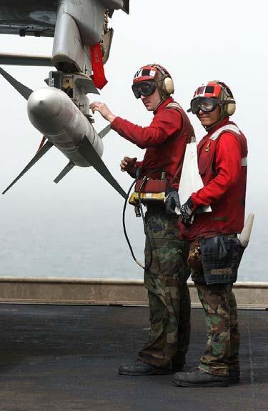 19 En HARM iordningställs på en EA-6B Prowler ombord på ett hangarfartyg. Foto: Photographer s Mate 3rd Class Todd Frantom, U.S.