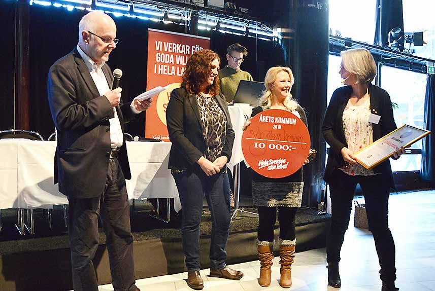Kommunstyrelsens ordförande i Vingåker Anneli Bengtsson (S), längst till höger och kommunens landsbygdsutvecklare och bredbands samordnare Regina Westas Stedt tar emot utmärkelsen av Hela Sverige ska