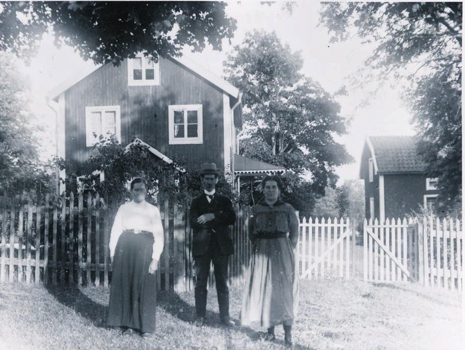 Översiktlig beskrivning av Sandängs gård Sandängs gård består av ett nyare bostadshus, ett äldre boningshus i vinkel med detta, samt en intilliggande bod.